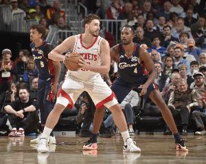 打爆DPOY！今日莫布里共防守申京6分30秒 期间后者9中7砍下16分